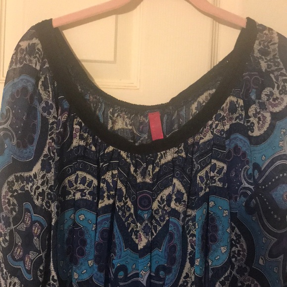 Beautiful blues top - Picture 2 of 5